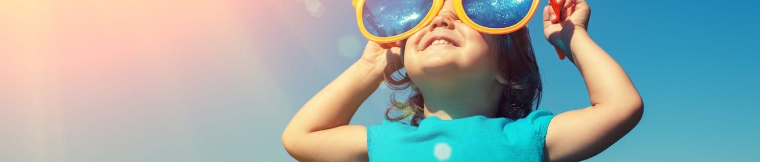 Sommer, sol og skarpe skud Barn i sol